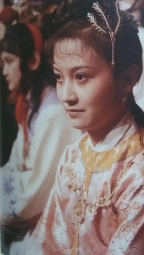 牟一在接受采访时说,最开始经商"迎春"扮演者是身份确实帮到了她,但