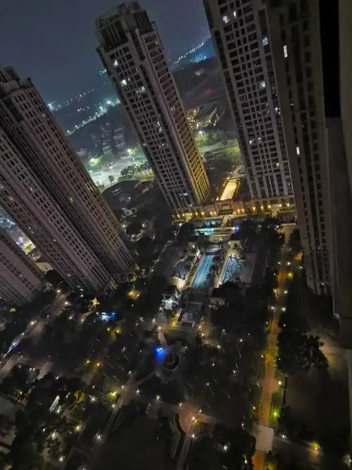 刚又拍了一下楼下黑漆漆的小区,夜景模式