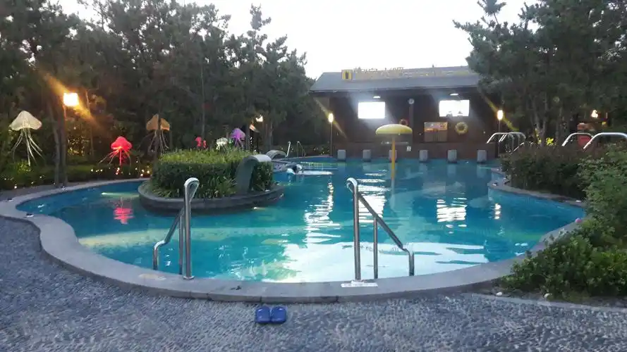 在松林遍布着20多个室外泡池,富含偏硅酸,属于国家二类温泉水质