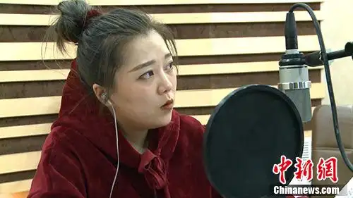 工作中的乔诗语.中新网记者 让宝奎 摄