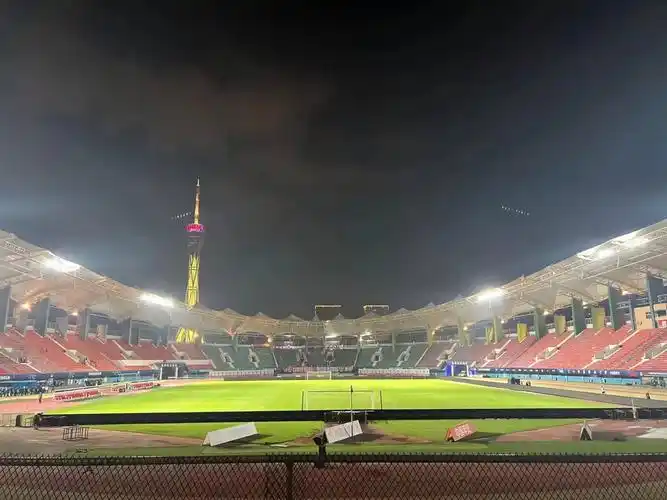 郑州航海体育场伴随着主裁判下半场比赛补时6分钟后的哨音,全场 - 抖