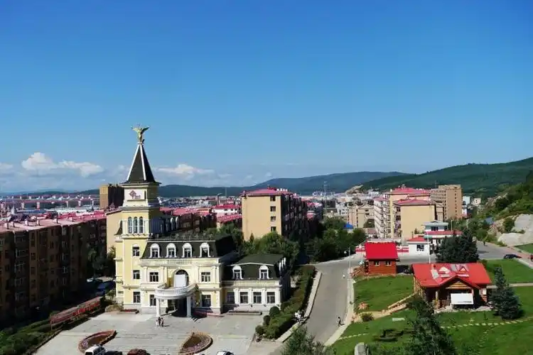 山顶俯瞰整个加格达奇市区加格达奇铁道兵纪念碑加格达奇整体为不