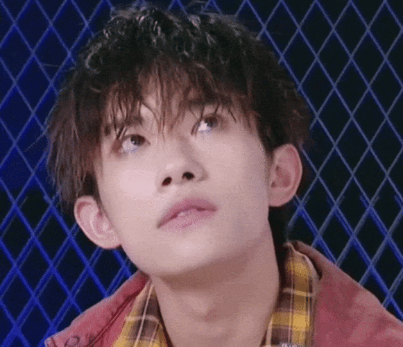 易烊千玺邪魅一笑合集,请查收今日份的心动_手机搜狐网