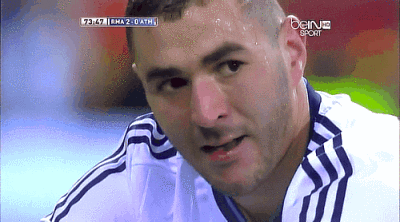 benzema本泽马 #gif#突破后被俩人放倒后~卖萌没有用的!发脾气啊!