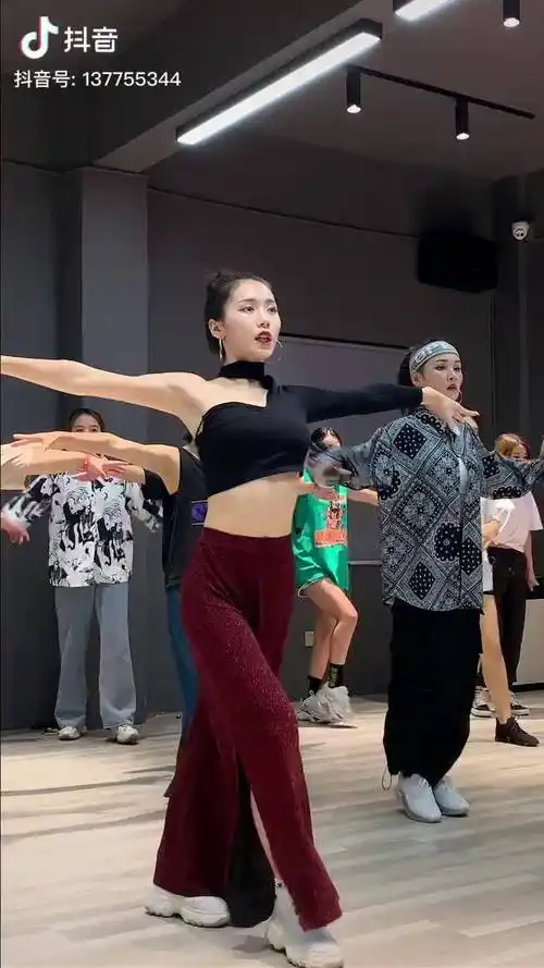 全民小仙女周辛以后你们都看不到老师的腹肌了实在是太能吃了热门