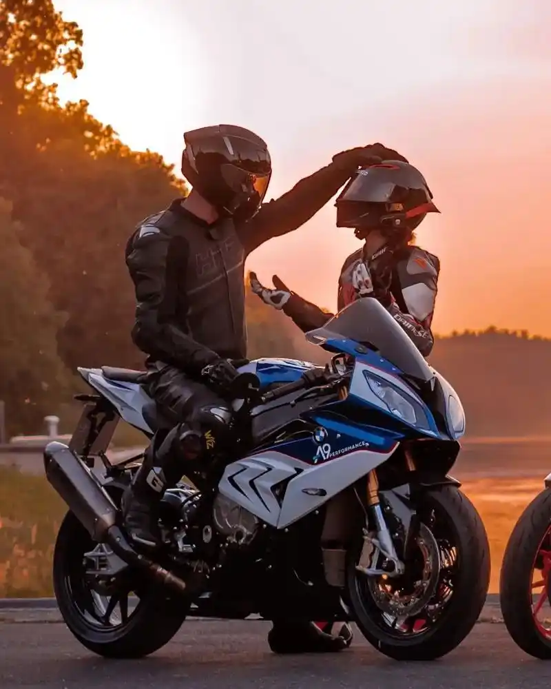 "与你有关 皆是浪漫"#机车 #机车情侣#宝马s1000rr - 抖音