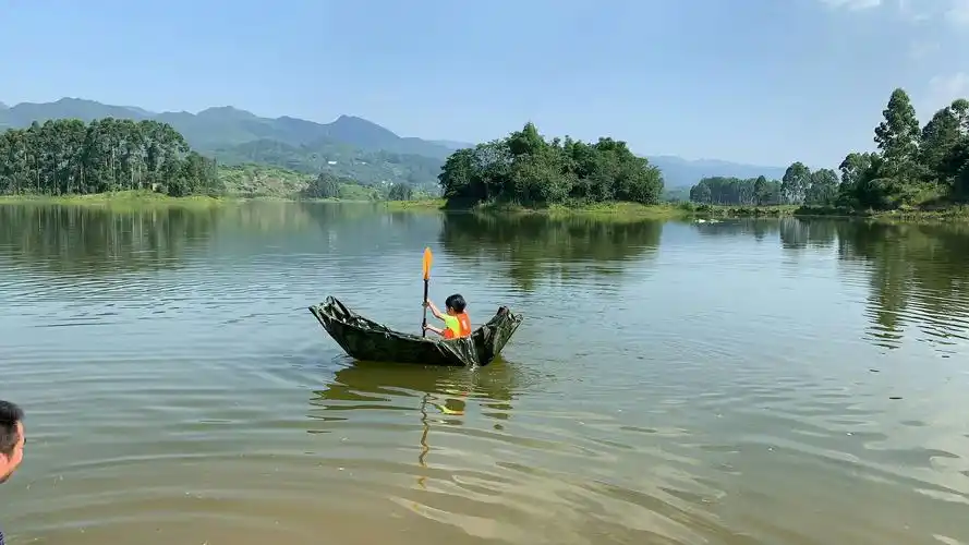 梁祎璇 参加 【鲁冰逊漂流】第三天【制作奇特小船】