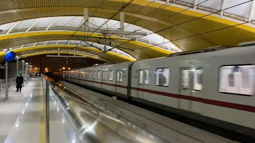 疫情期间上海地铁11号线11a01型列车奶咖出站侧面视角