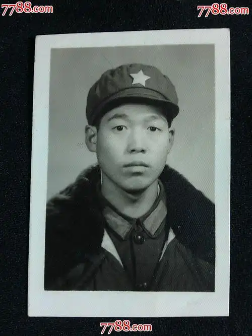 文革老照片战士标准像七十年代摄尺寸38x55