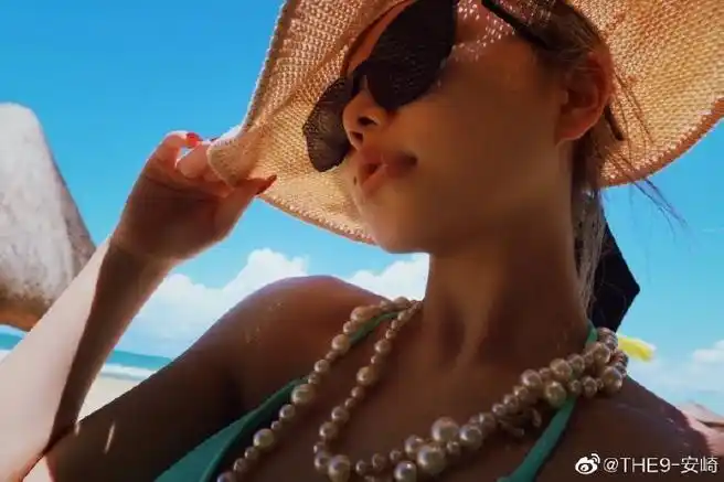 安崎晒九宫格泳装照