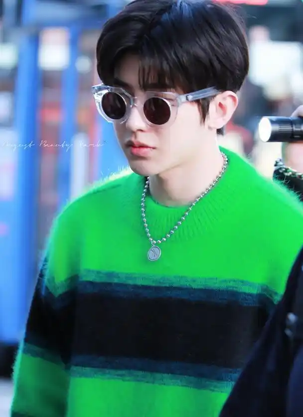 蔡徐坤现身机场,一身绿色亮了!网友:终于摆脱黑白灰系列的风格