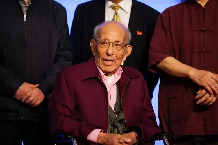 高式熊先生出生于1921年,浙江鄞县人,是中国当代著名的书法家,金石