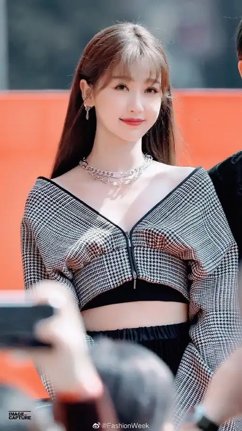 虞书欣露肩外套