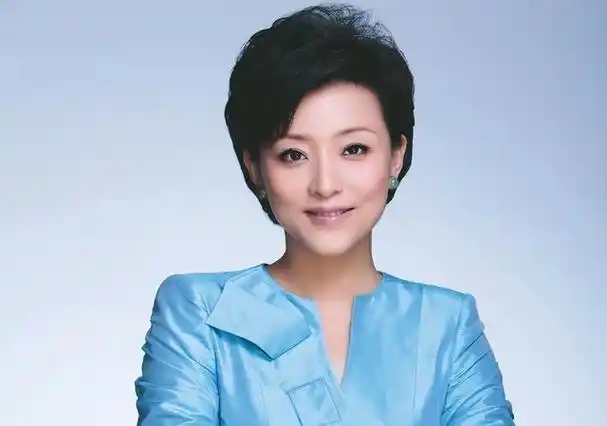 他是杨澜的儿子,长相像"复制粘贴"杨澜,身高1米85高大帅气