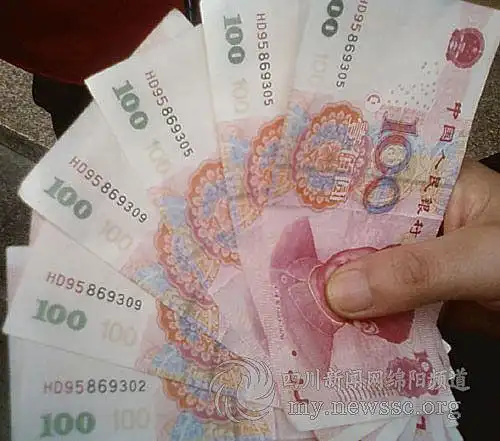 男子从atm机里取出9张hd95版假钞