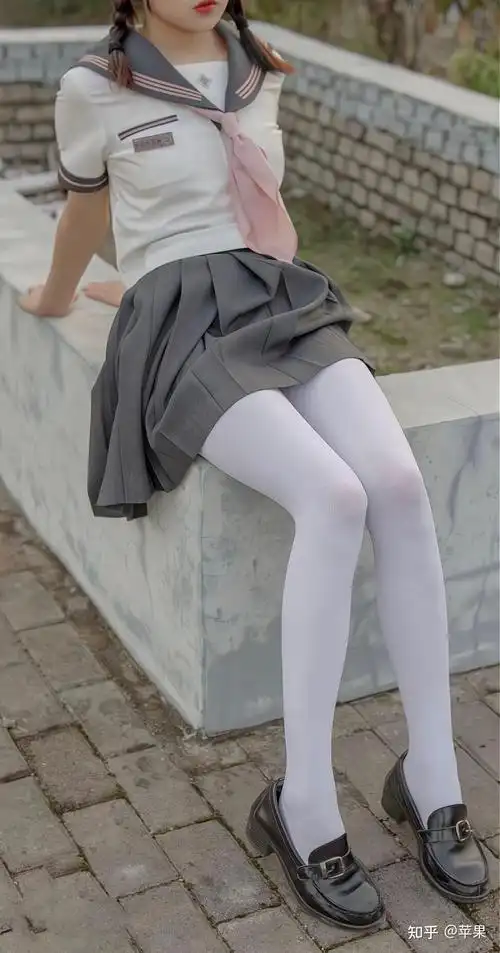 为什么女生的白袜子穿不脏