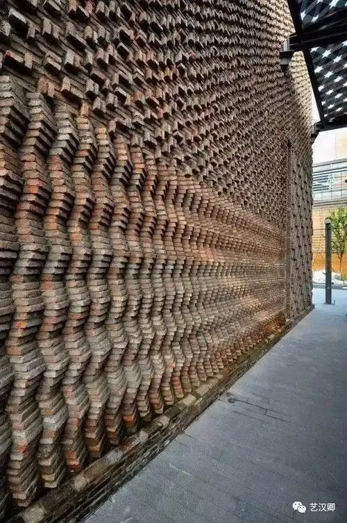 倚红砖扶旧墙玫瑰长裙花满巷