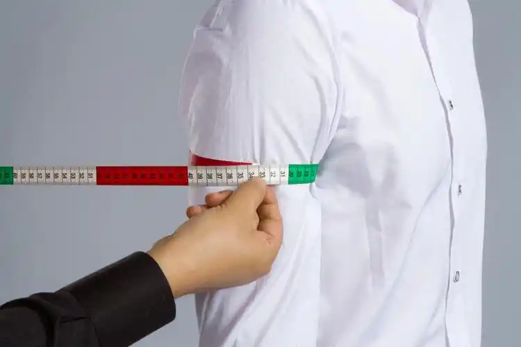 14.手腕围:即袖口长度,被测者手臂下垂,测量腕骨部位的围长