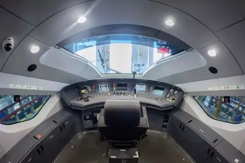 这,是"复兴号"司机室↓↓↓他们是怎么转弯的呢?请问日夜不休