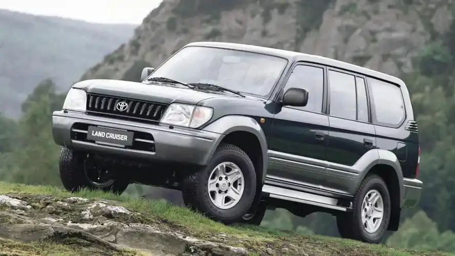 前面曾提到,丰田在1990年基于lc7系正式推出了初代普拉多,凭借着丰田