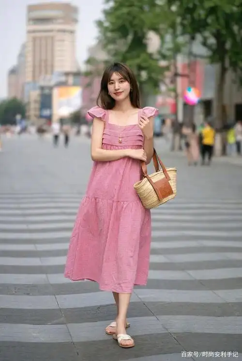 杭州女生是真会穿,裙子与"豆腐鞋"搭配洋气又减龄,照穿就很美