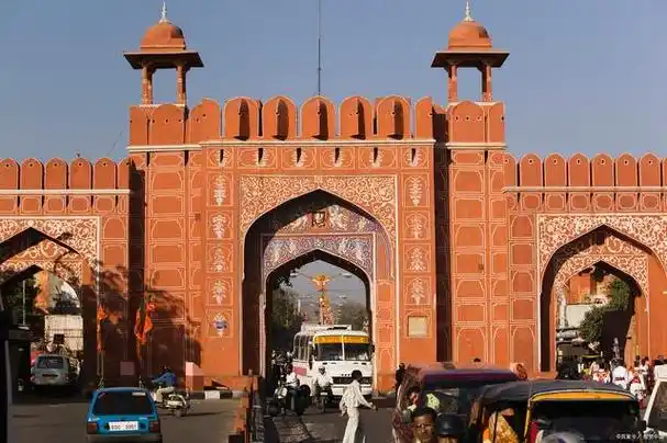 喀什古城的魅力:馕文化引领旅游新潮