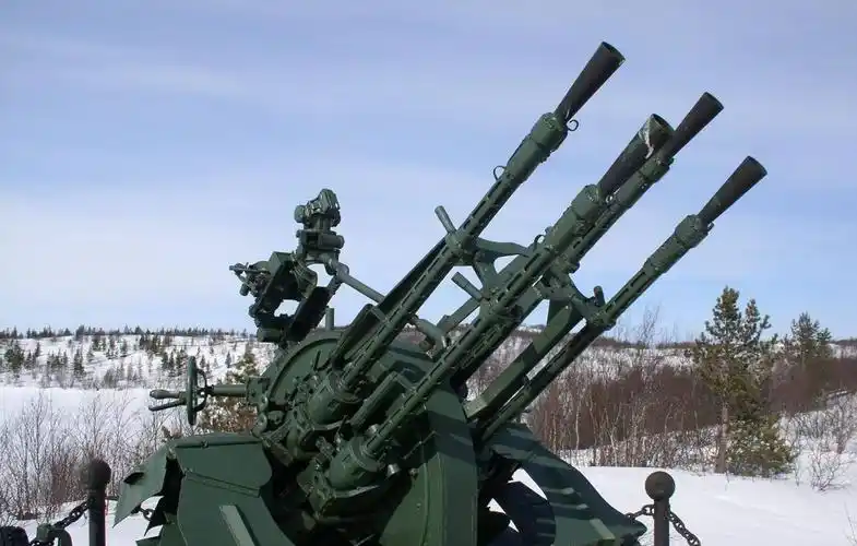 在战争当中,高射机枪和重机枪有什么区别?哪个威力又更大些呢?