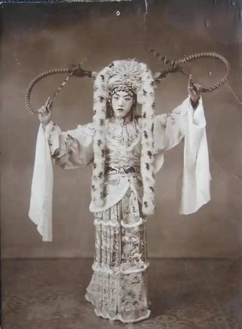 露兰春:24岁被迫嫁黄金荣,婚后出轨薛恒生七子,为何38岁早逝?