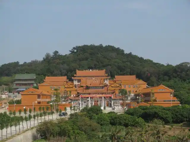 原名双峰寺,为揭阳榕城双峰寺的前身,因坐落于揭东县桂岭镇双山南麓