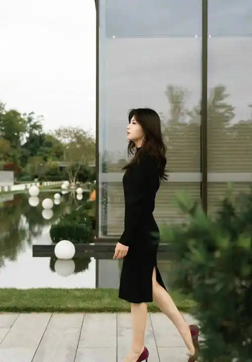 刘涛气质这么好,穿简单的小黑裙搭配高跟鞋,气质优雅