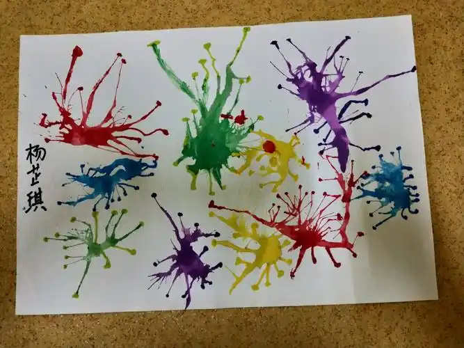 能用吸管在白纸上随意吹画,并在玩色中感受色彩的美丽.