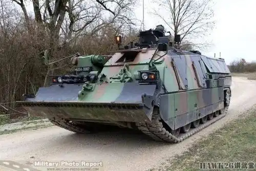 美女摄影师跟拍法军演习vbci步兵战车显威力