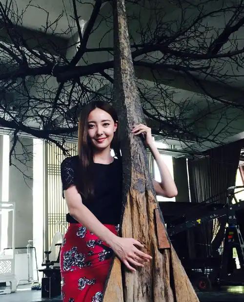 cctv模特大赛冠军米露,睿智得体,清纯形象诱人