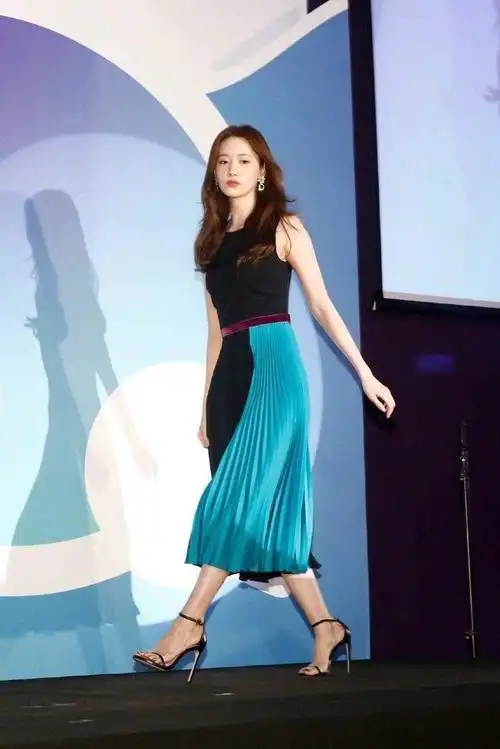 林允儿真漂亮身穿白色西服look套装清纯又可爱干练时髦