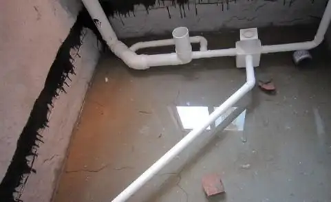 卫生间内的排水管