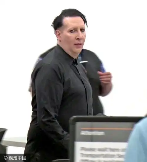 "鬼魅辣眼睛"的玛丽莲·曼森竟素颜现身过安检