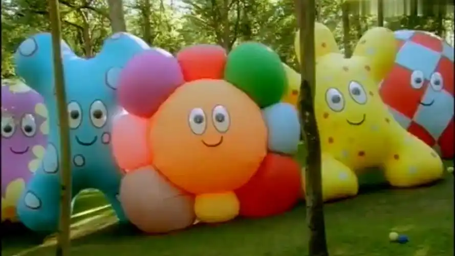 花园宝宝:玛卡巴卡玩跳跃游戏,玩的很开心,我也好想玩啊