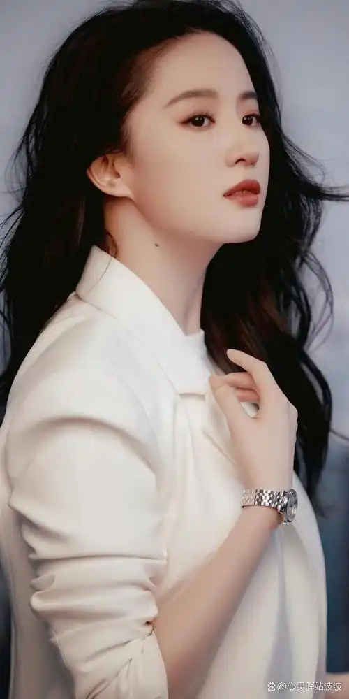 还有一些人曾经认为神仙姐姐刘亦菲永远不会衰老,但岁