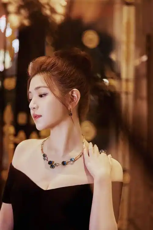 陈妍希黑色抹胸连衣裙性感写真_造型_一身_气质