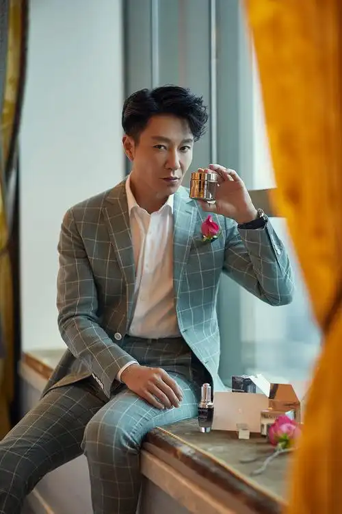 李宗翰格纹西装亮相直播 质感高级尽显绅士风范