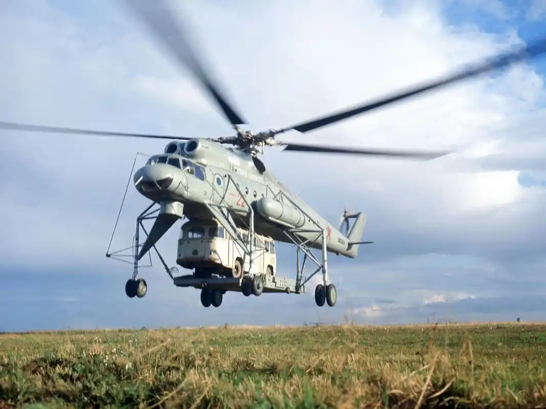 图——执行车辆吊运任务的米-10米-10的独特设计相比常规直升机更可能