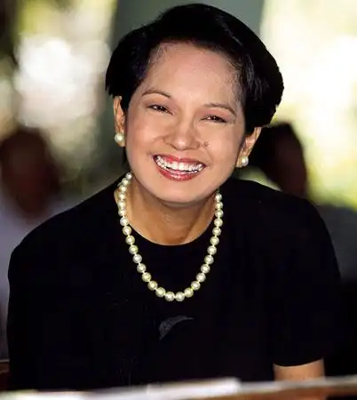 4月5日出生于 a target="_blank" href="/item/菲律宾">菲律宾 /a> a