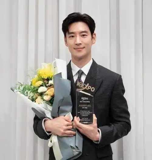 韩国人气男星健康出问题!紧急送医手术_李帝勋_行程_电影节