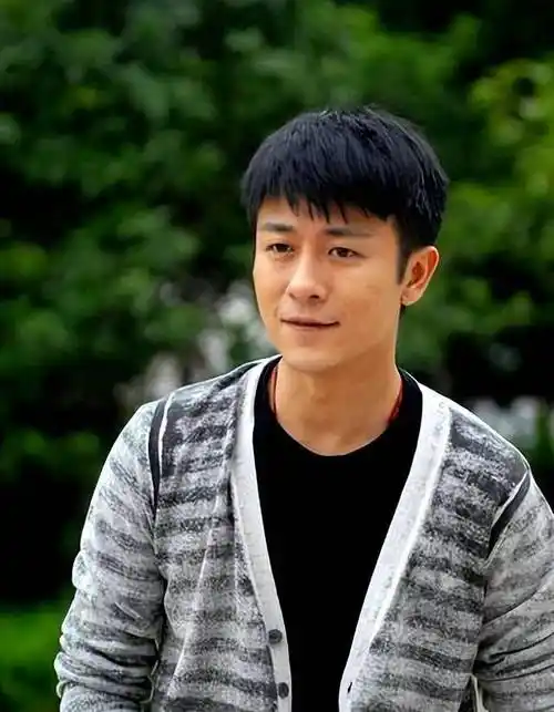 亲妈是导演,干妈是导演,20年都捧不红的他,却在改名后火了_林雨申