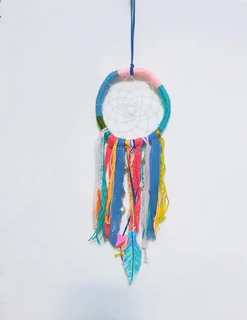 就毛线做的捕梦网,圈圈是用传单纸箍的