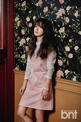 演员宋昰昀拍写真 娇俏动人似人偶