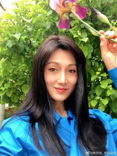 80年代著名电影演员林芳兵晒近照,气质才华兼具,却为何过早息影