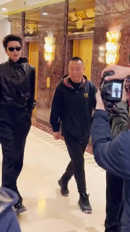 刘宇宁禁欲系黑皮衣蝴蝶结衬衫太帅了