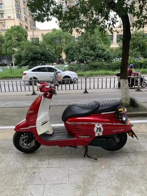 标志姜戈150摩托车  红色70周年纪念版