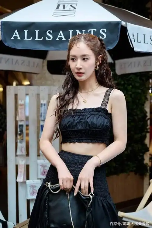 少女时代权俞利yuri晒出美照,变身沙滩女神,秀出坚实腹肌,以独特的